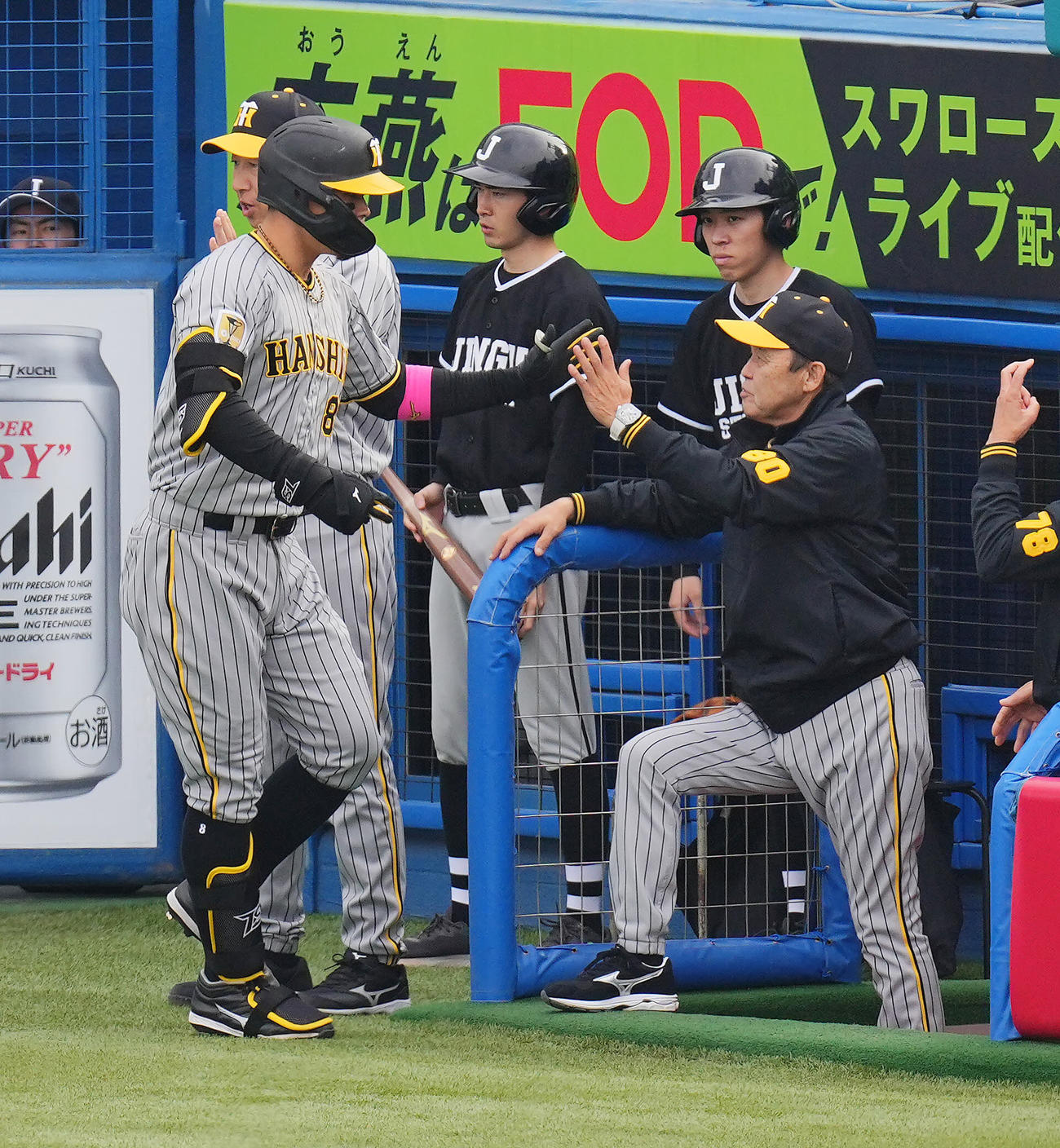 ヤクルト対阪神　7回表阪神無死一塁、2点本塁打を放った佐藤輝（左）は岡田監督とタッチを交わす（撮影・垰建太）