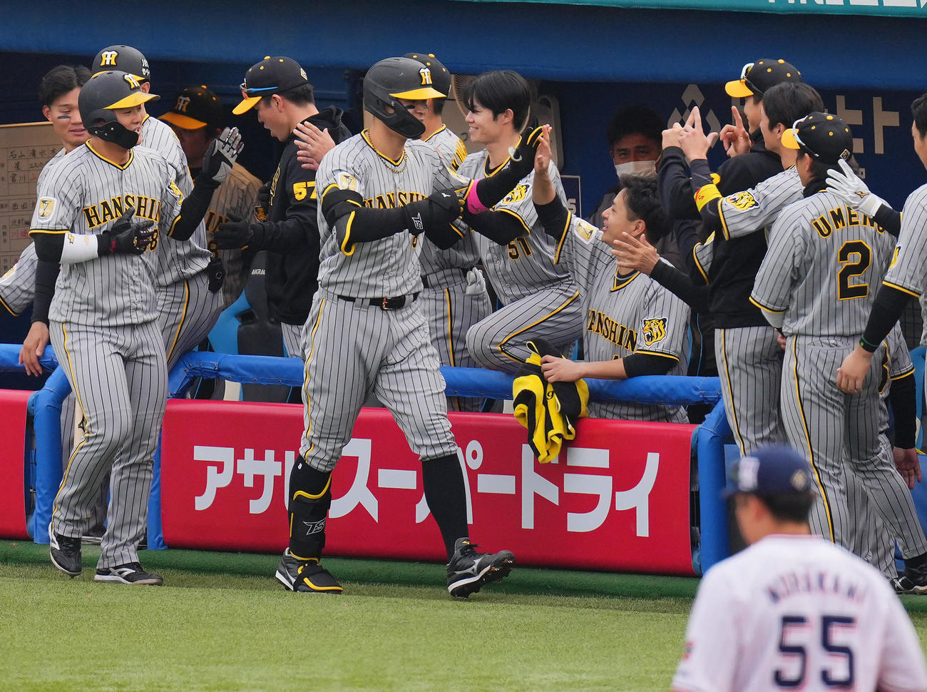 ヤクルト対阪神　7回表阪神無死一塁、2点本塁打を放った佐藤輝（中央）はナインの出迎えを受ける（撮影・垰建太）