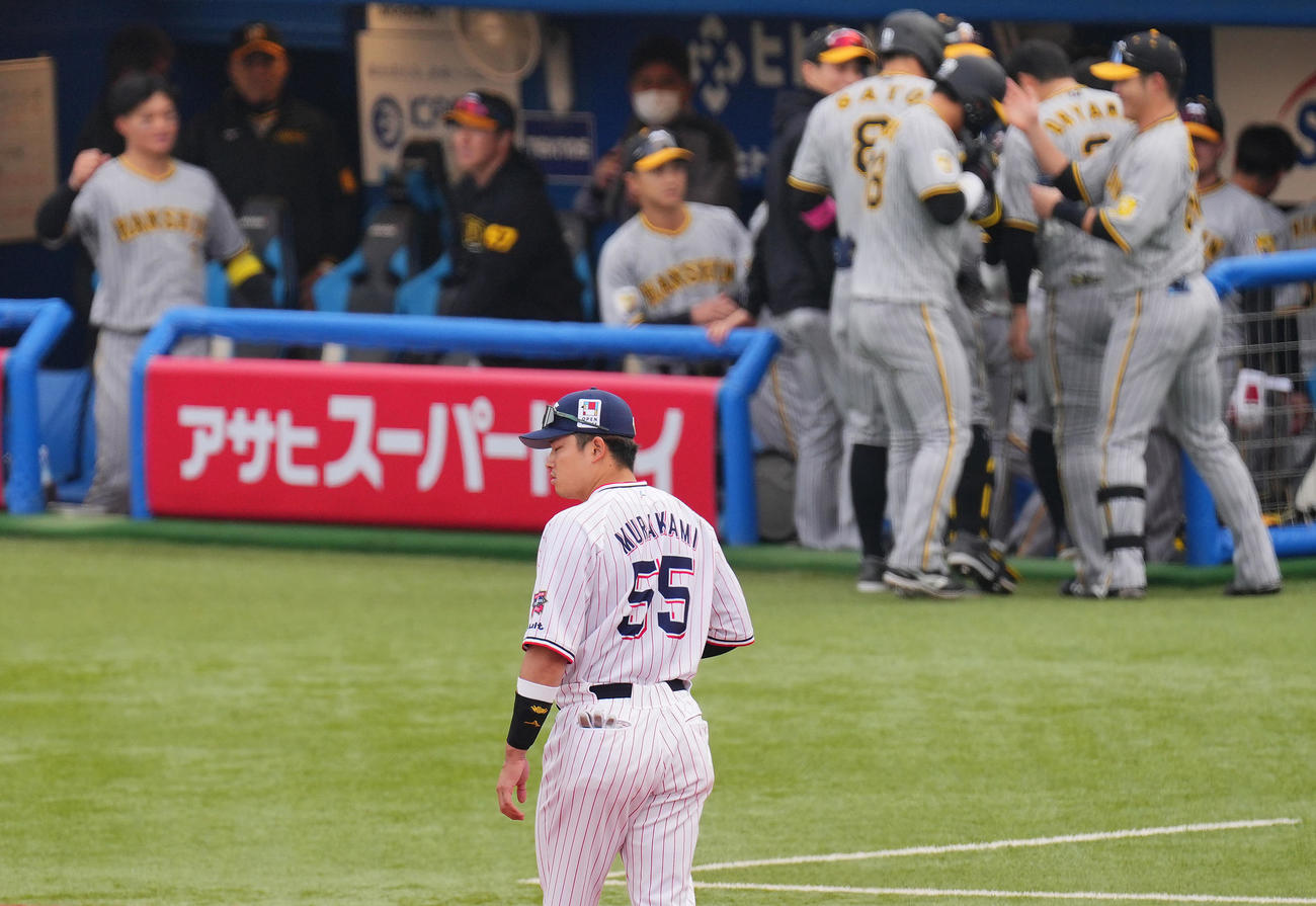 ヤクルト対阪神　7回表阪神無死一塁、佐藤輝の2点本塁打で盛り上がるベンチを横目にさえない表情の村上（撮影・垰建太）