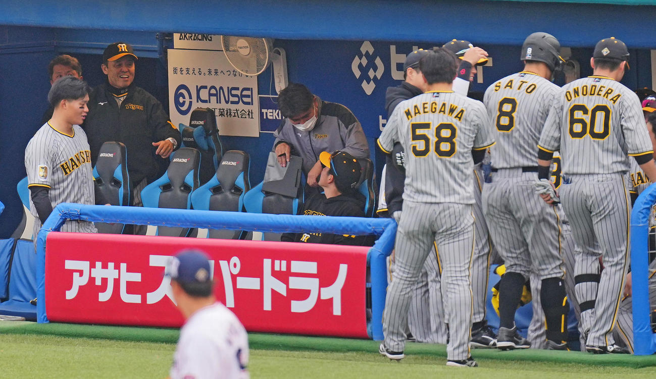 ヤクルト対阪神　7回表阪神無死一塁、佐藤輝（8番）の2点本塁打で笑顔を見せる岡田監督（左から2人目）（撮影・垰建太）