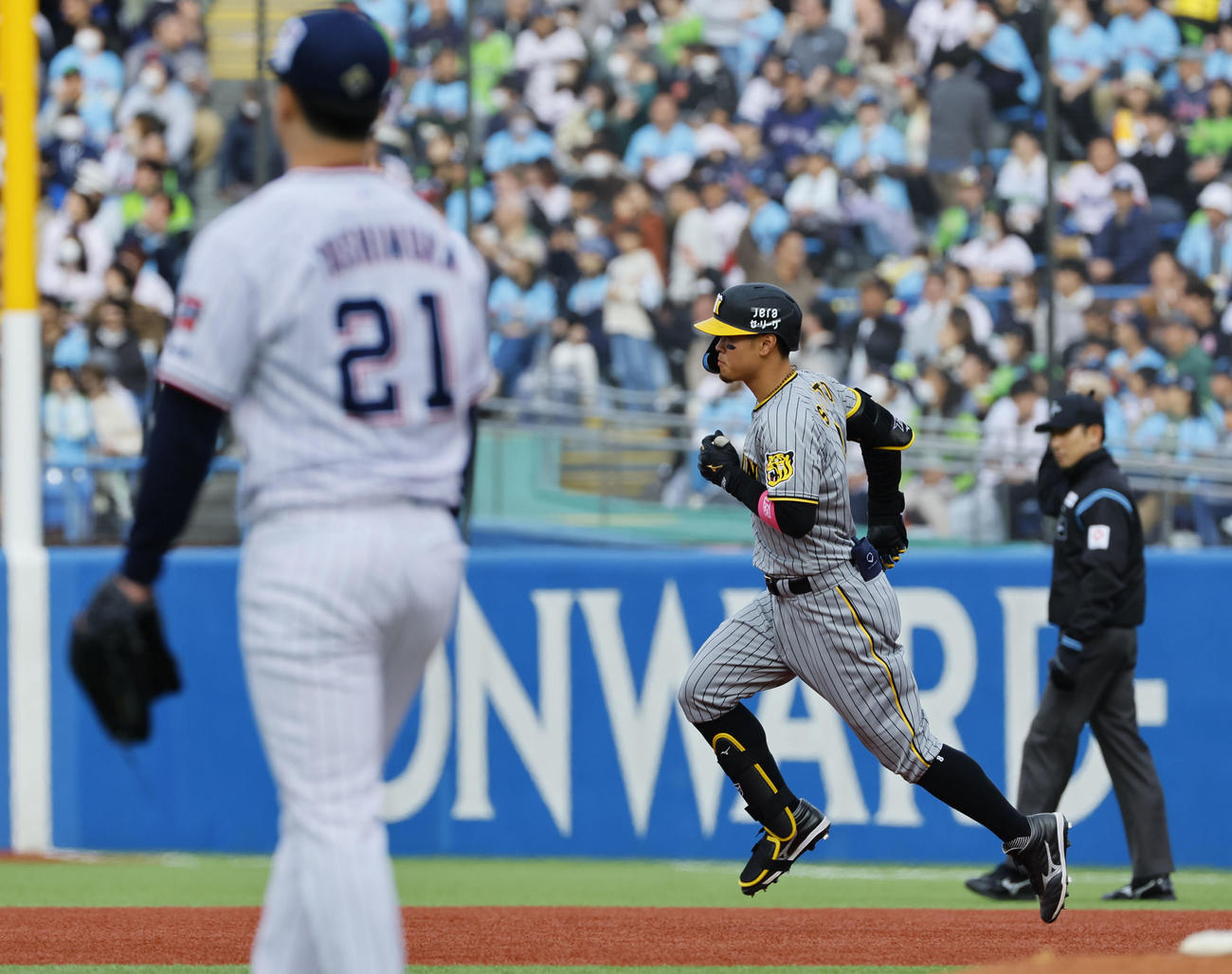 ヤクルト対阪神　7回表阪神無死一塁、右越えに2点本塁打を放ち二塁へ向かう佐藤輝（撮影・藤尾明華）