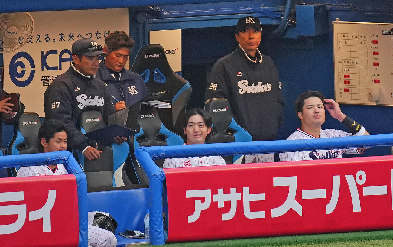ヤクルト対阪神　9回、ベンチでさえない表情の高津監督（右奥）、村上（同手前）らヤクルトベンチ（撮影・垰建太）