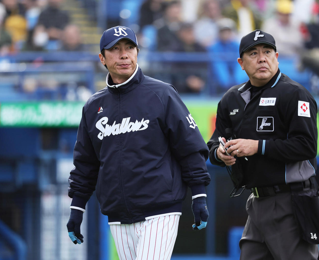 ヤクルト対阪神　選手交代を告げるヤクルト高津監督＝（撮影・足立雅史）