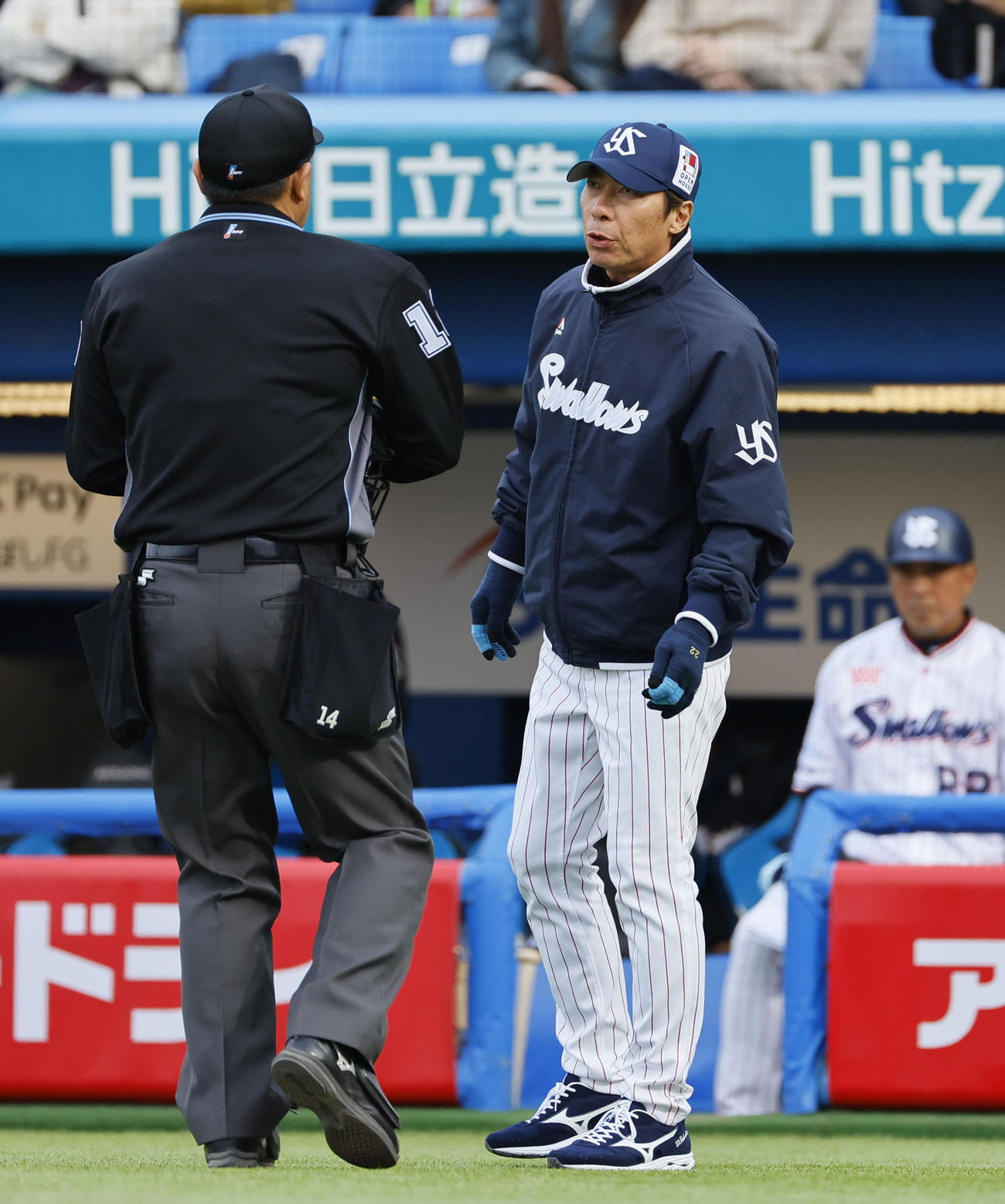 ヤクルト対阪神　7回表途中、投手交代を告げるヤクルト高津監督（撮影・藤尾明華）