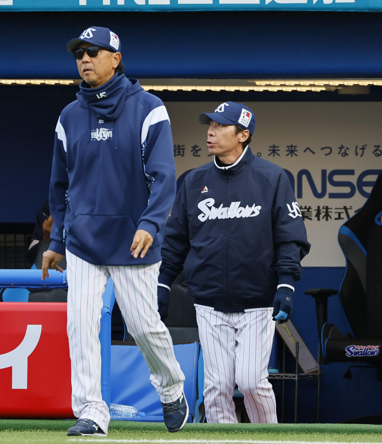 ヤクルト対阪神　7回表途中、投手交代を告げるためベンチを出るヤクルト高津監督（右）（撮影・藤尾明華）