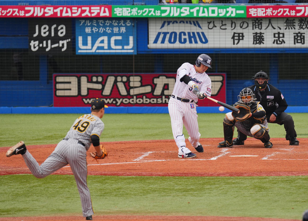 ヤクルト対阪神　3回裏ヤクルト1死一、二塁、右前打を放つ村上。投手大竹（撮影・垰建太）