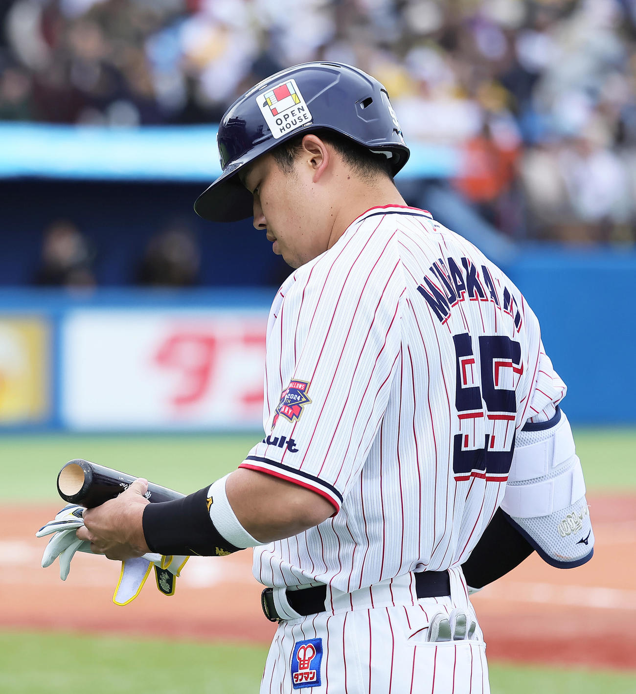 ヤクルト対阪神　8回裏ヤクルト2死三塁、村上は一ゴロに倒れバットを見つめる（撮影・足立雅史）