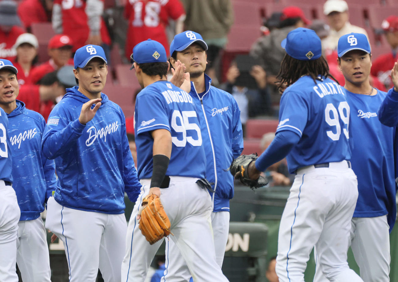 広島対中日　ナインを迎える先発の涌井（中央）（撮影・加藤孝規）