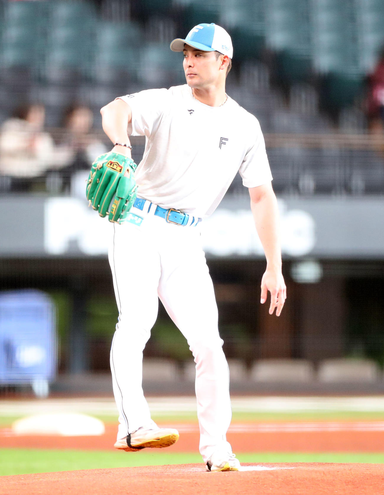 日本ハム対西武　マウンドチェックをする日本ハム上原（撮影・佐藤翔太）