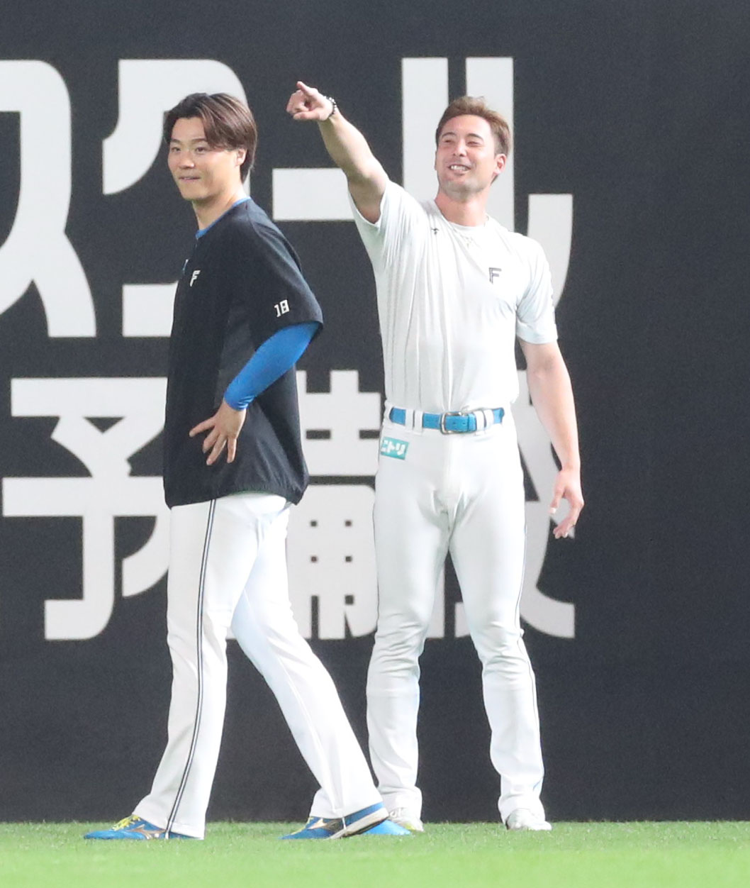 日本ハム対西武　練習中、笑顔を見せる日本ハム山崎（左）と上原（撮影・佐藤翔太）