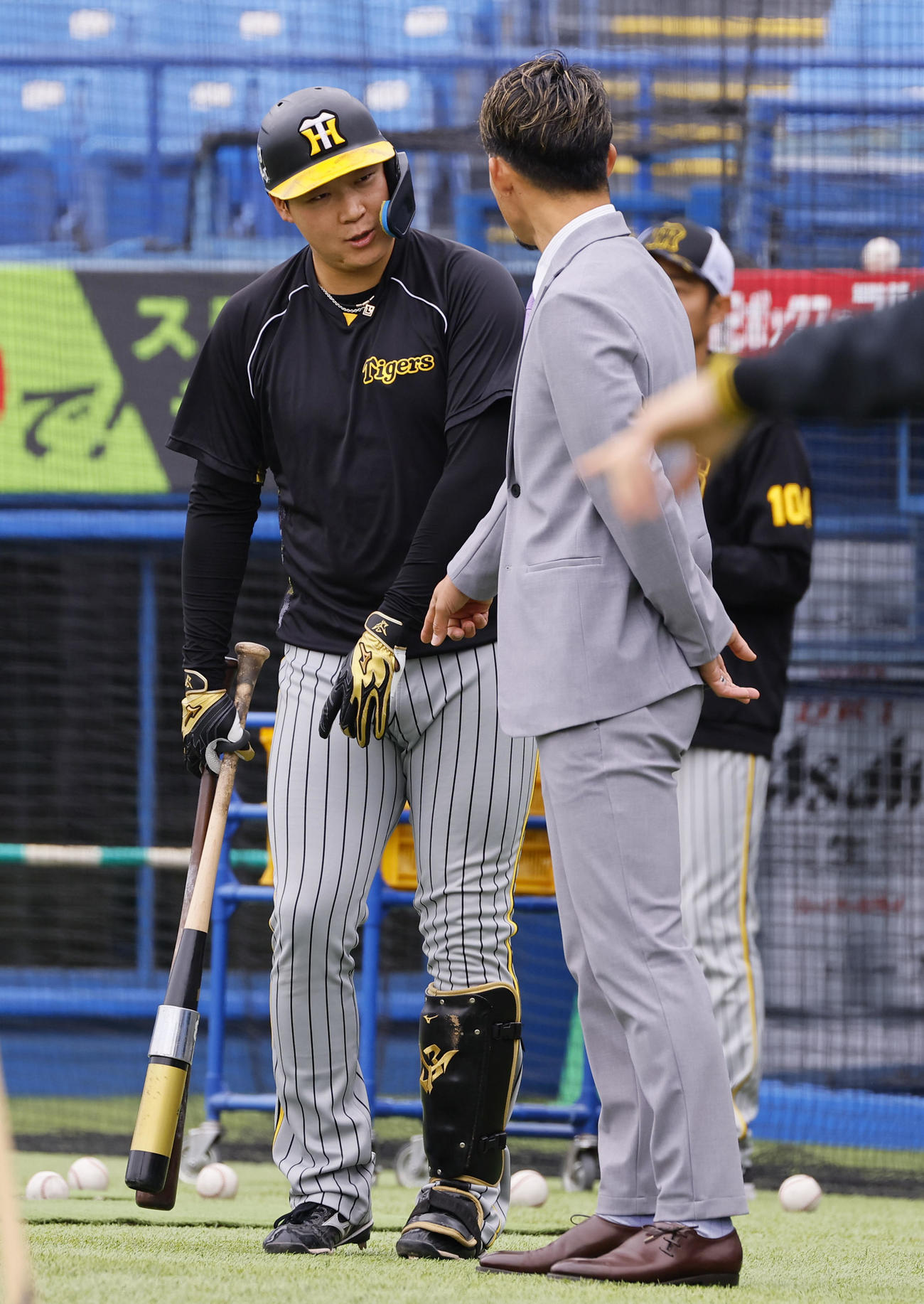 ヤクルト対阪神　鳥谷敬氏と話しをする阪神大山（撮影・藤尾明華）