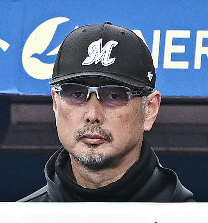 ロッテ対オリックス　9回裏、戦況を見守るロッテ吉井監督（撮影・滝沢徹郎）