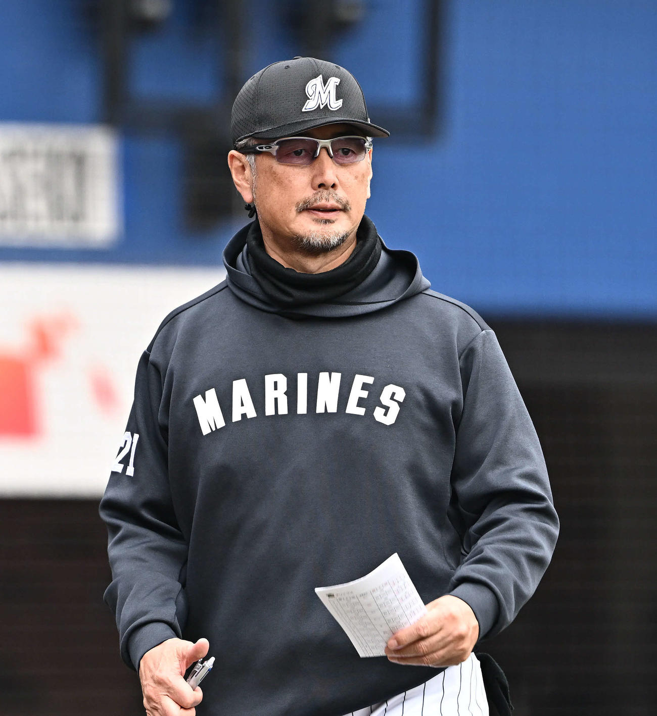 ロッテ対オリックス　交代を伝えるロッテ吉井監督（撮影・滝沢徹郎）