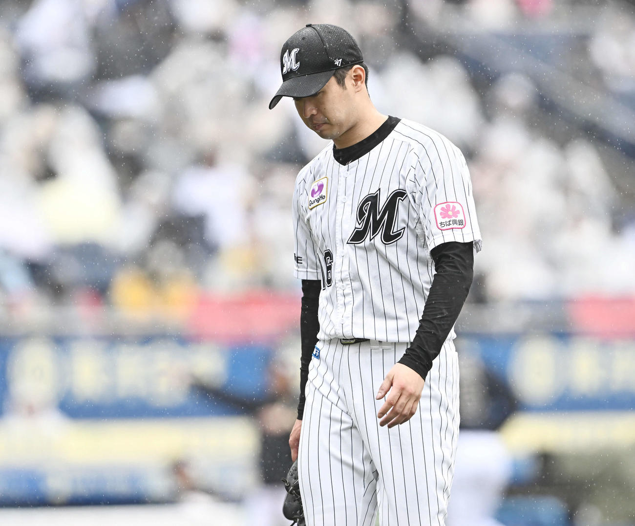 ロッテ対オリックス　5回表に追加点を許し、悔しげな表情で引き揚げるロッテ先発種市（撮影・滝沢徹郎）