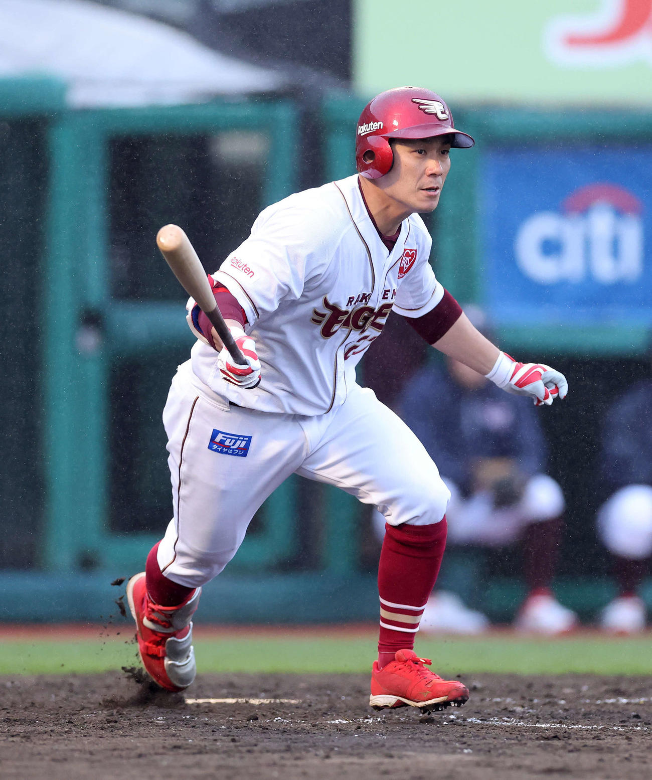 楽天対ソフトバンク　7回裏楽天1死二、三塁、岡島は一内野適時打を放つ（撮影・鈴木正人）