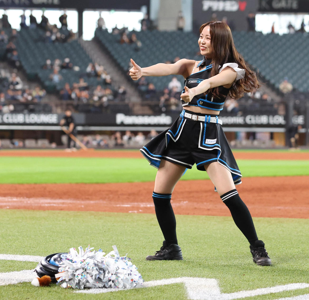日本ハム対西武　試合終了後、新ダンスをレクチャーするファイターズガールの竹市琴美（撮影・佐藤翔太）