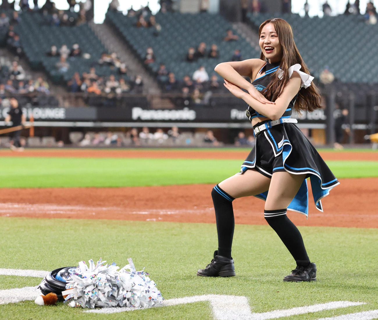 日本ハム対西武　試合終了後、新ダンスをレクチャーするファイターズガールの竹市琴美（撮影・佐藤翔太）