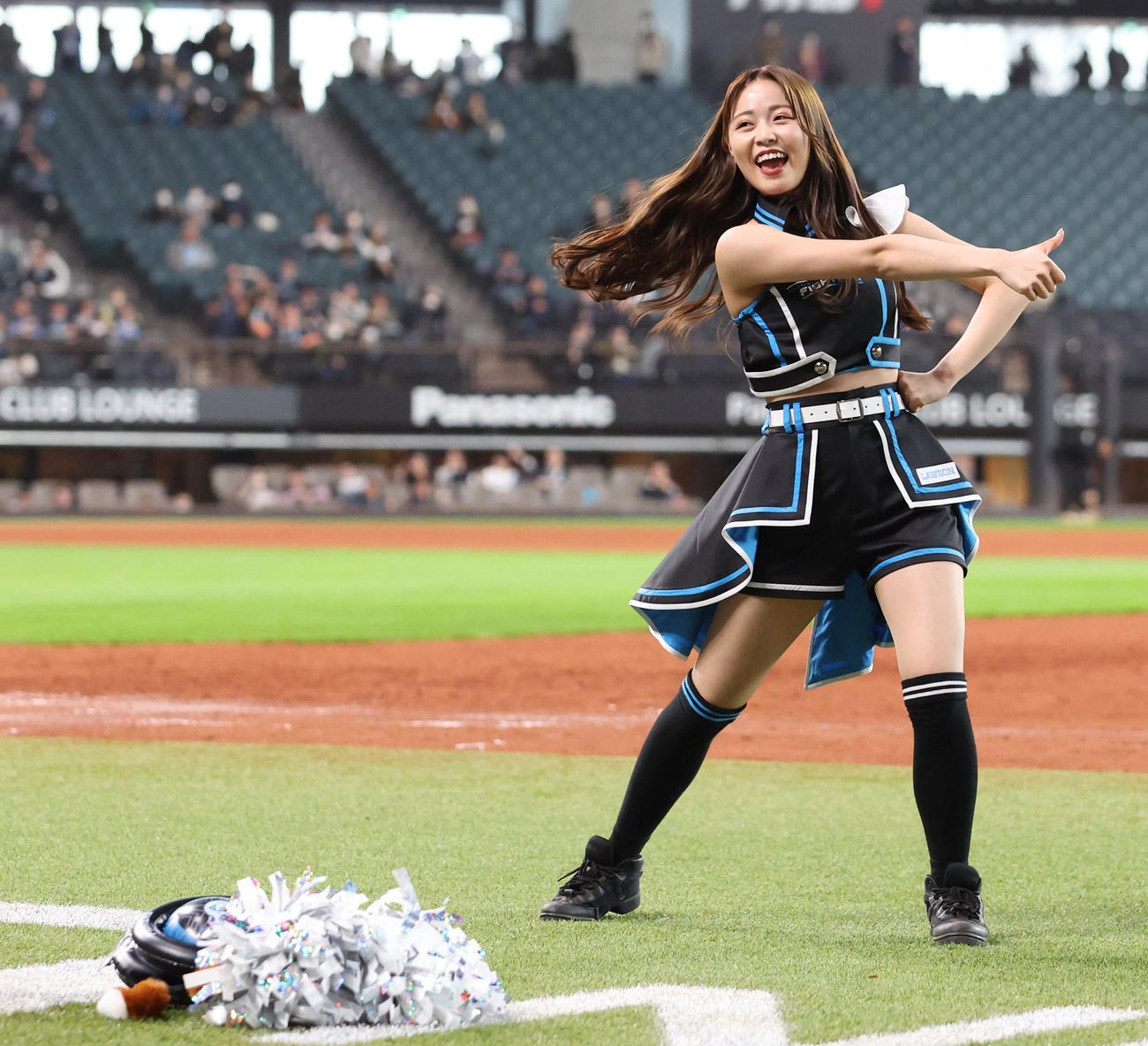 日本ハム対西武　試合終了後、新ダンスをレクチャーするファイターズガールの竹市琴美（撮影・佐藤翔太）