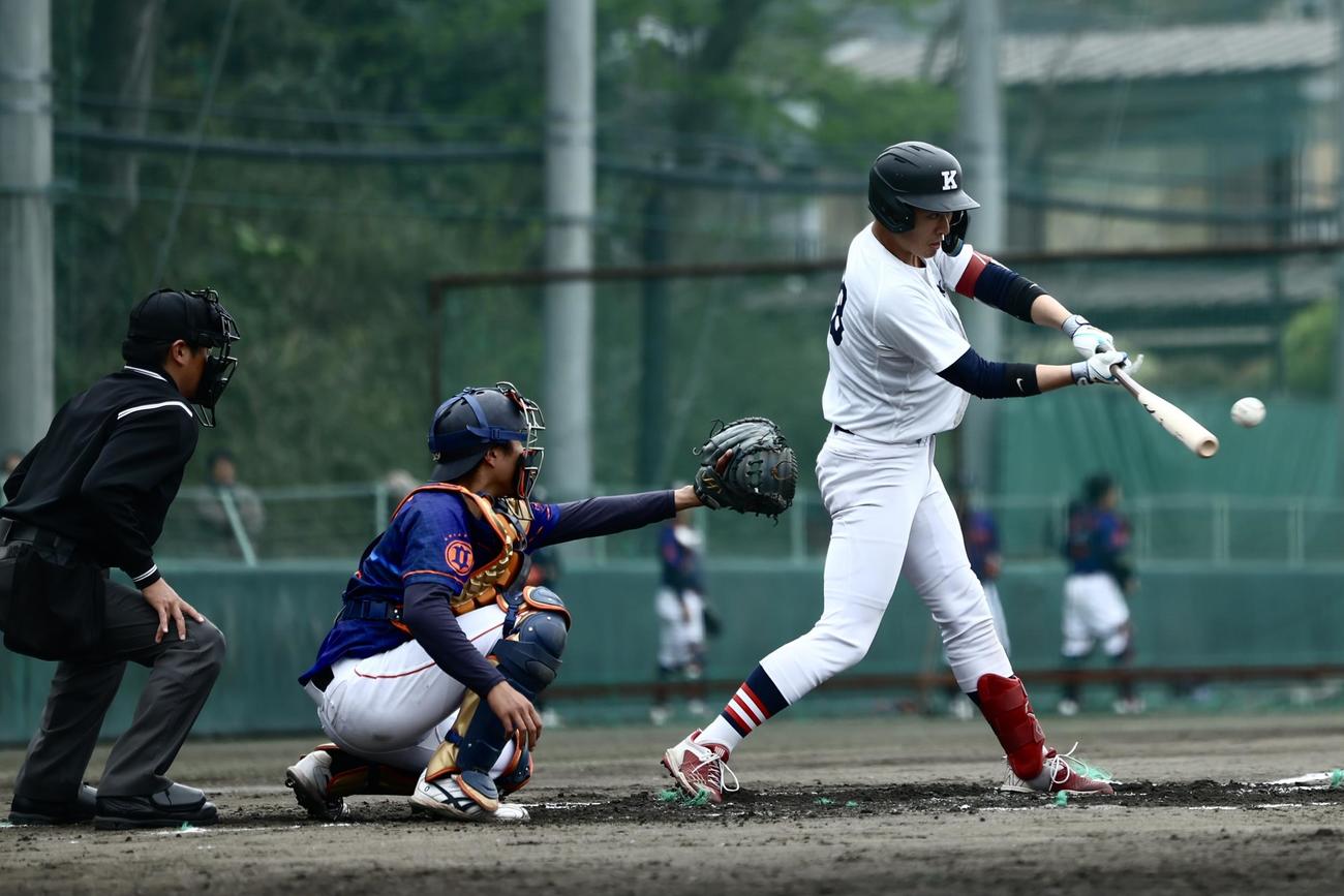 慶大対日立　7回表、右前打を放つ慶大・清原（撮影・河田真司）