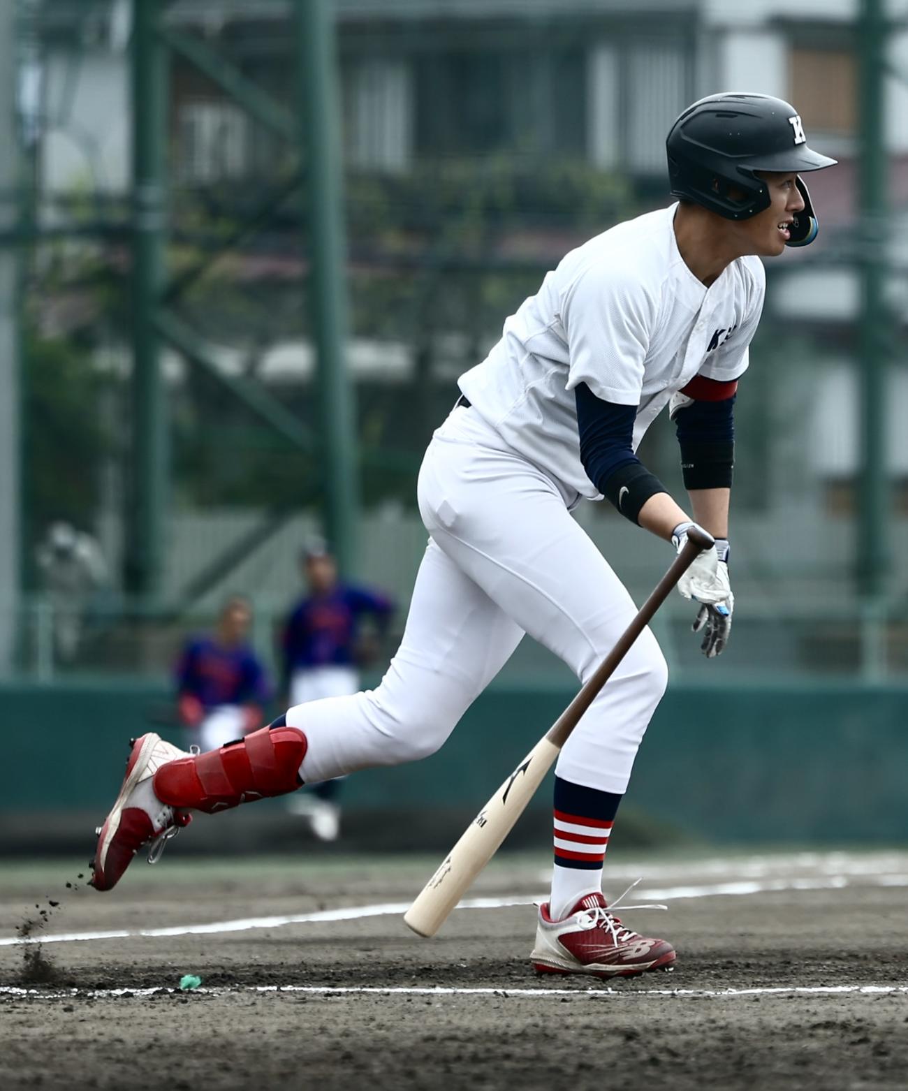 慶大対日立　7回表、右前打を放つ慶大・清原（撮影・河田真司）