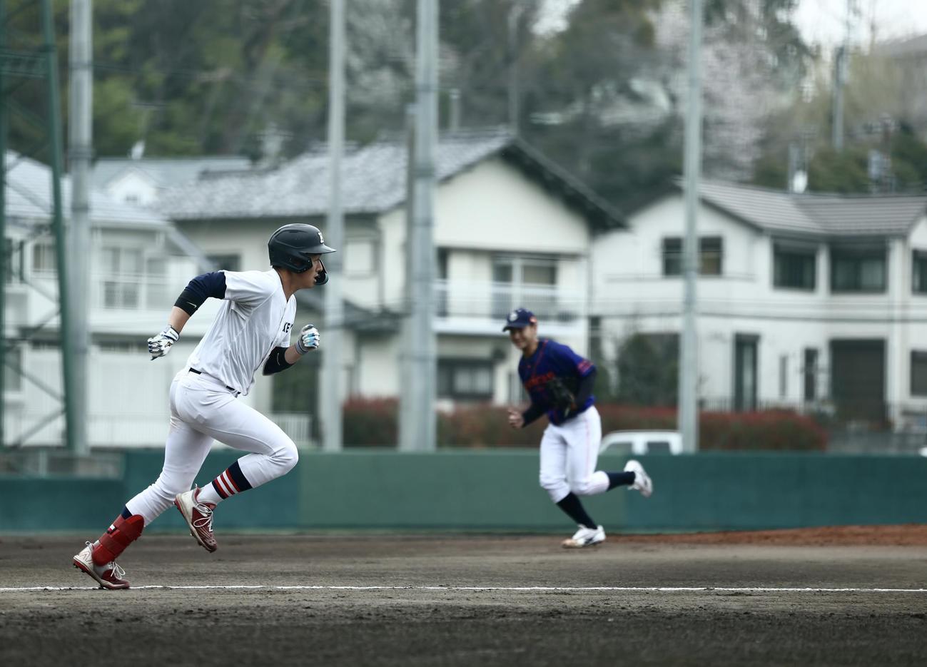 慶大対日立　7回表、右前打を放つ慶大・清原（撮影・河田真司）