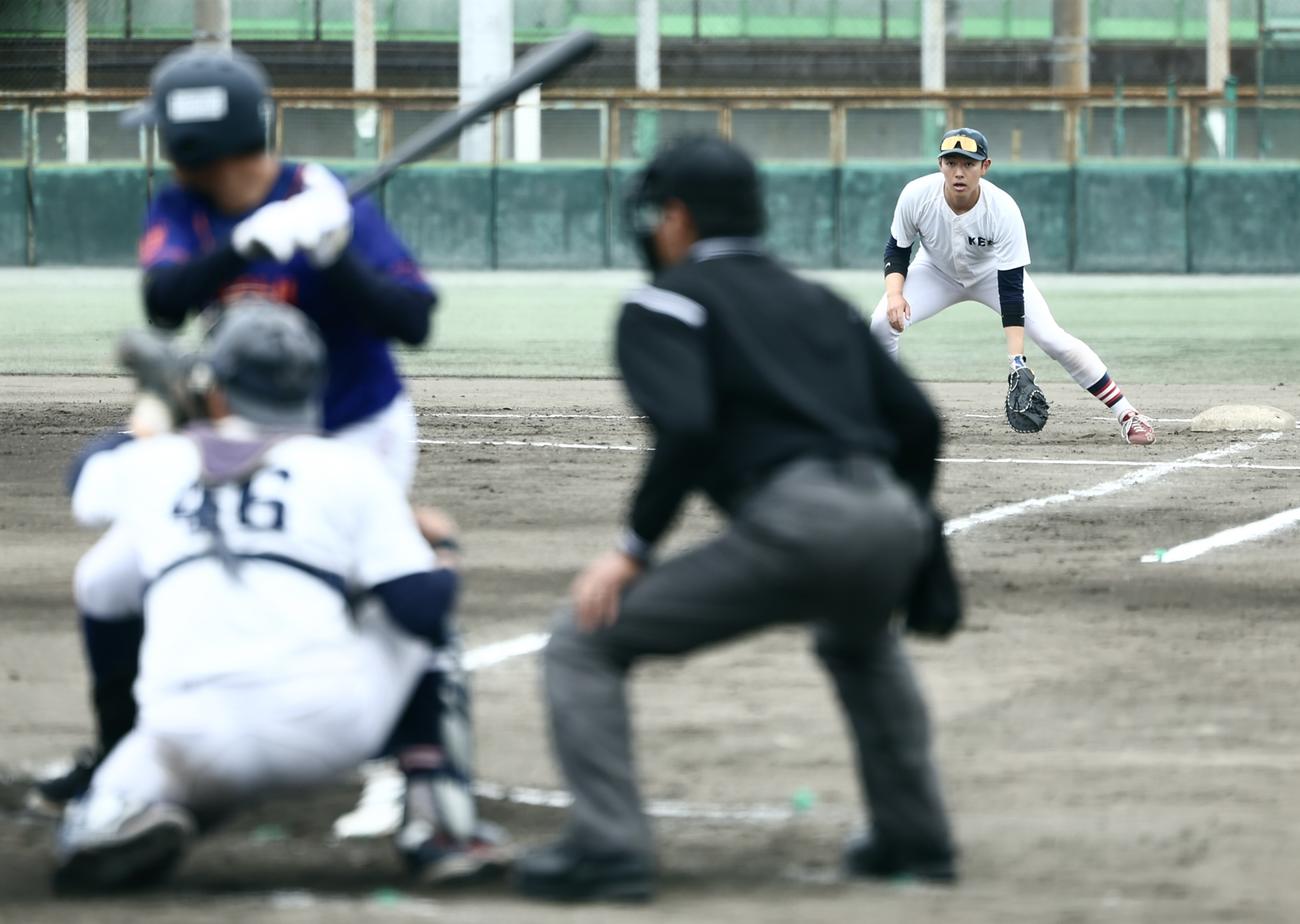 慶大対日立　守備に入る慶大・清原（撮影・河田真司）