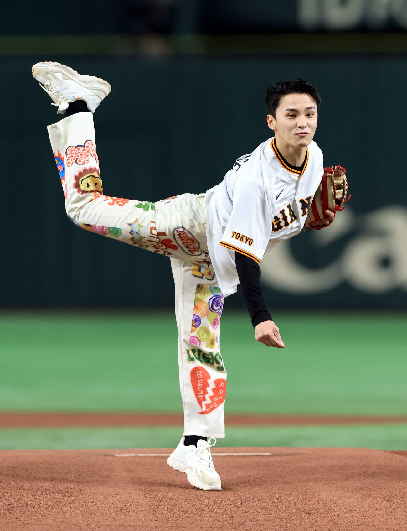巨人対DeNA　ファーストピッチセレモニーで投げるJO1の川西拓実（撮影・浅見桂子）