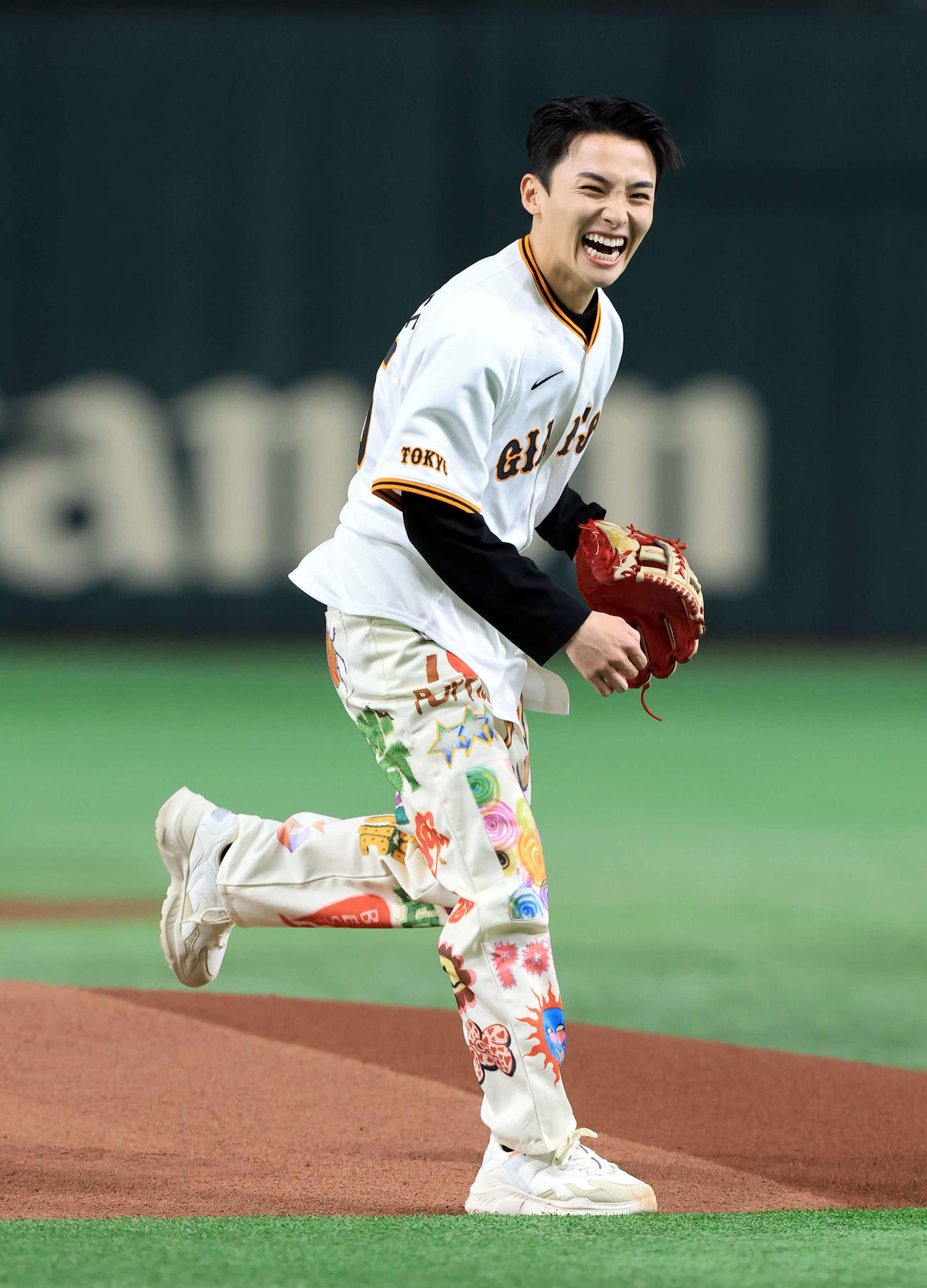 巨人対DeNA　ファーストピッチセレモニーで投げるJO1の川西拓実（撮影・浅見桂子）