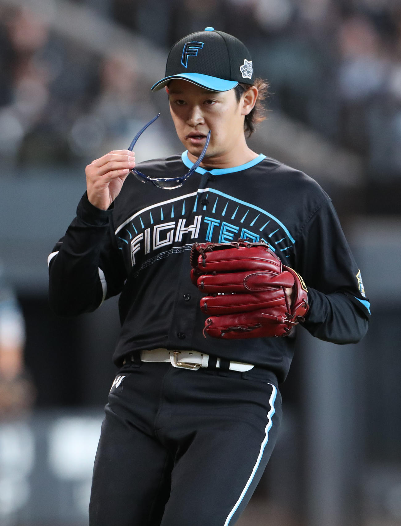 日本ハム対西武　6回表を無失点に抑えベンチに戻る鈴木（撮影・佐藤翔太）