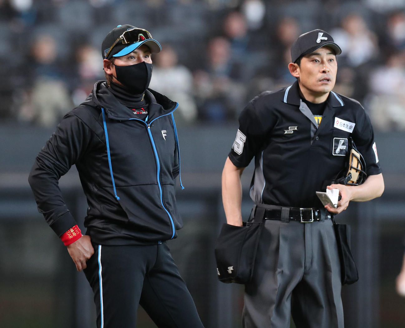 日本ハム対西武　5回表、選手交代を告げる新庄監督（撮影・佐藤翔太）