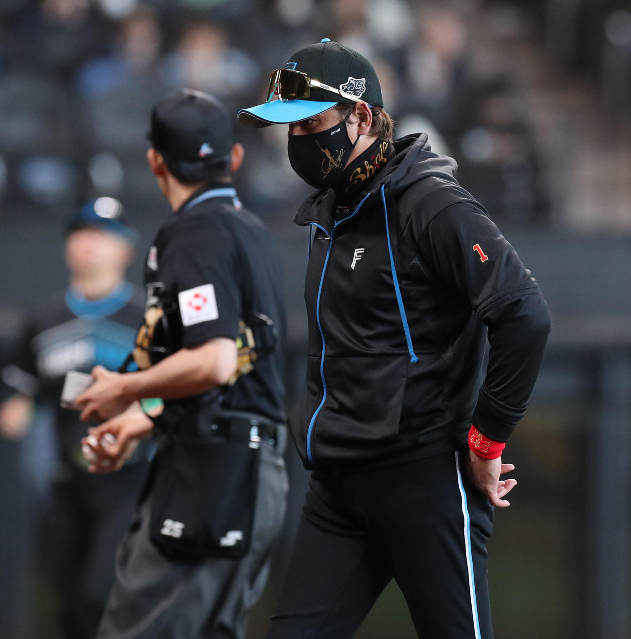 日本ハム対西武　5回表、選手交代を告げる新庄監督（撮影・佐藤翔太）