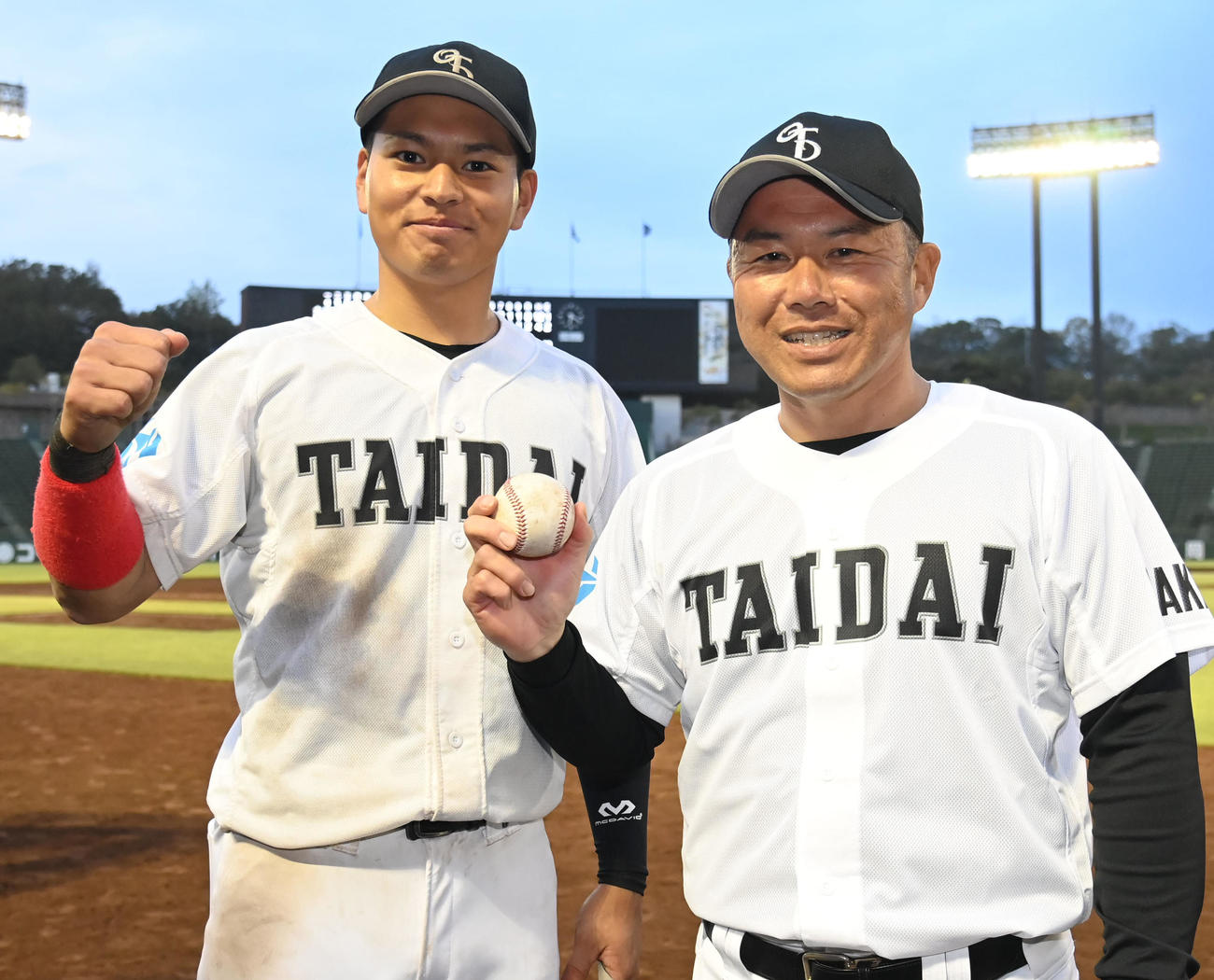 大体大対大産大　ウイニングボールを手に笑顔を見せる（左から）弓埜祥太郎主将、松平一彦監督（撮影・石井愛子）