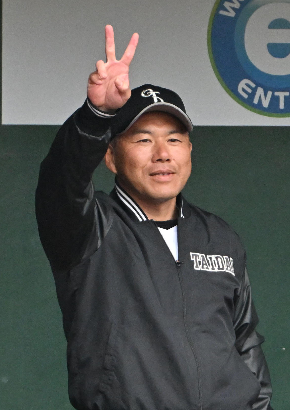 大体大対大産大　選手にサインを出す大体大の松平一彦監督（撮影・石井愛子）