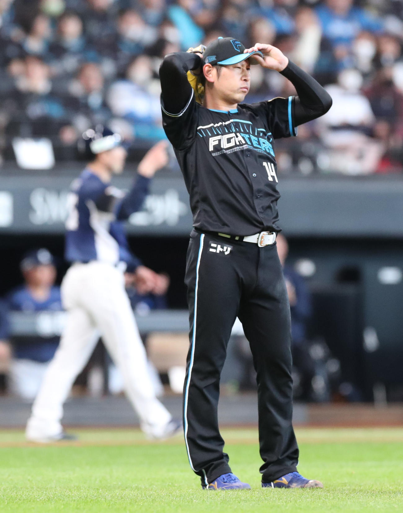 日本ハム対西武　4回表西武2死一、二塁、佐藤龍に右越え3点本塁打を浴びる加藤貴（撮影・佐藤翔太）