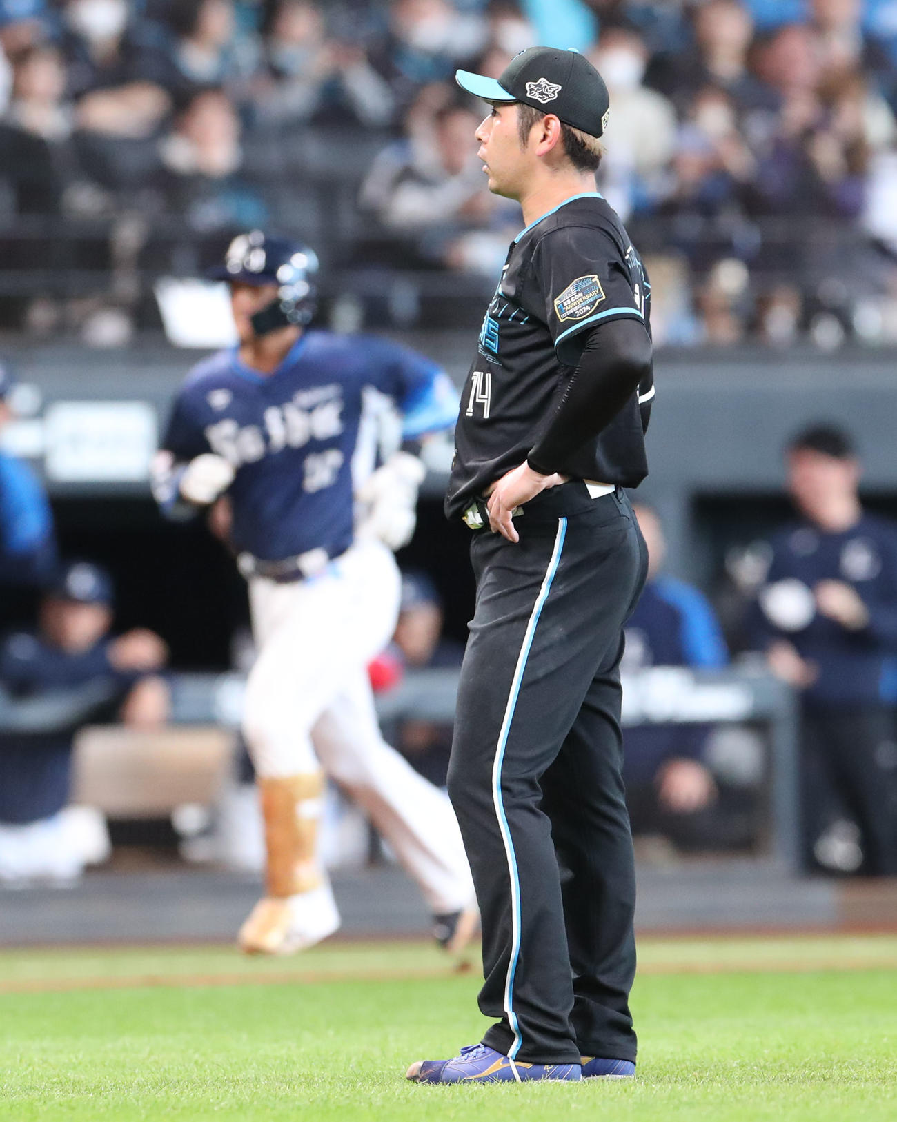 日本ハム対西武　4回表西武2死一、二塁、佐藤龍に右越え3点本塁打を浴びる加藤貴（撮影・佐藤翔太）