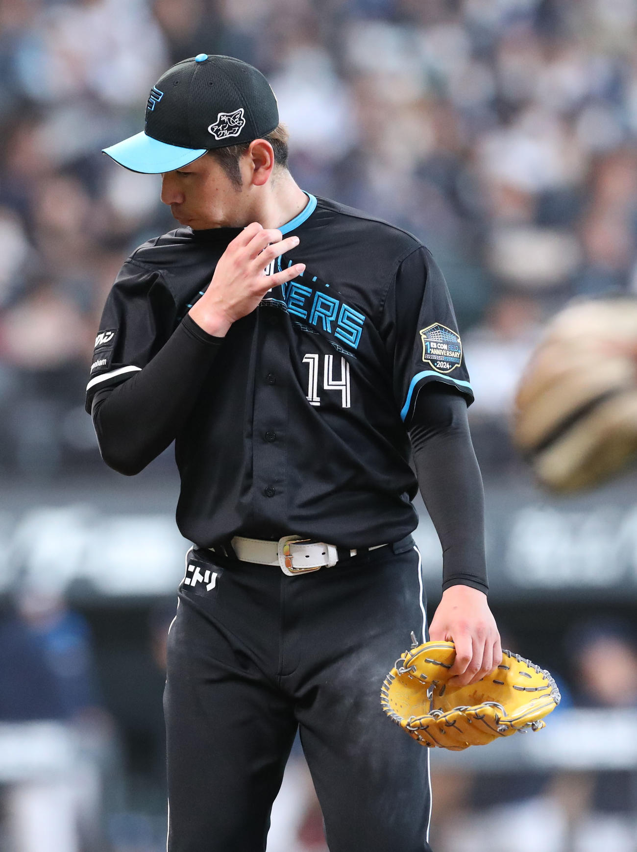 日本ハム対西武　4回表、4失点を喫し汗を拭いながらベンチに戻る加藤貴（撮影・佐藤翔太）