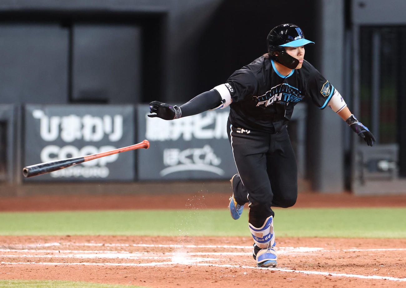 日本ハム対西武　9回裏日本ハム無死一、二塁、田宮は右前打を放つ（撮影・佐藤翔太）