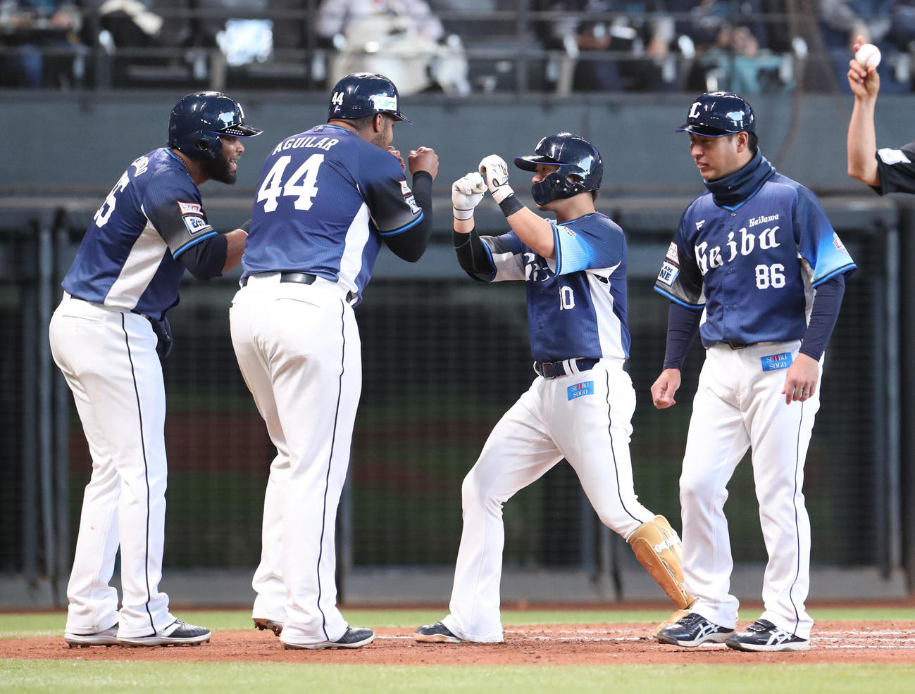 日本ハム対西武　4回表西武2死一、二塁、右越え3点本塁打を放ちコルデロ（左）、アギラー（中央）に出迎えられる佐藤龍（撮影・佐藤翔太）