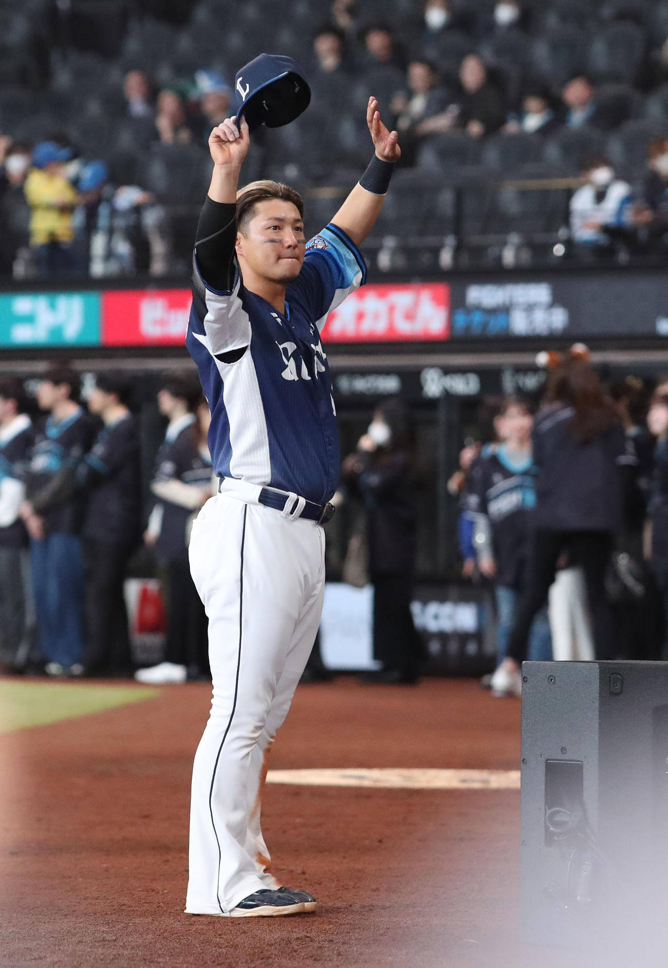 日本ハム対西武　ヒーローインタビューを終えスタンド応援席に手を振る西武佐藤龍（撮影・佐藤翔太）