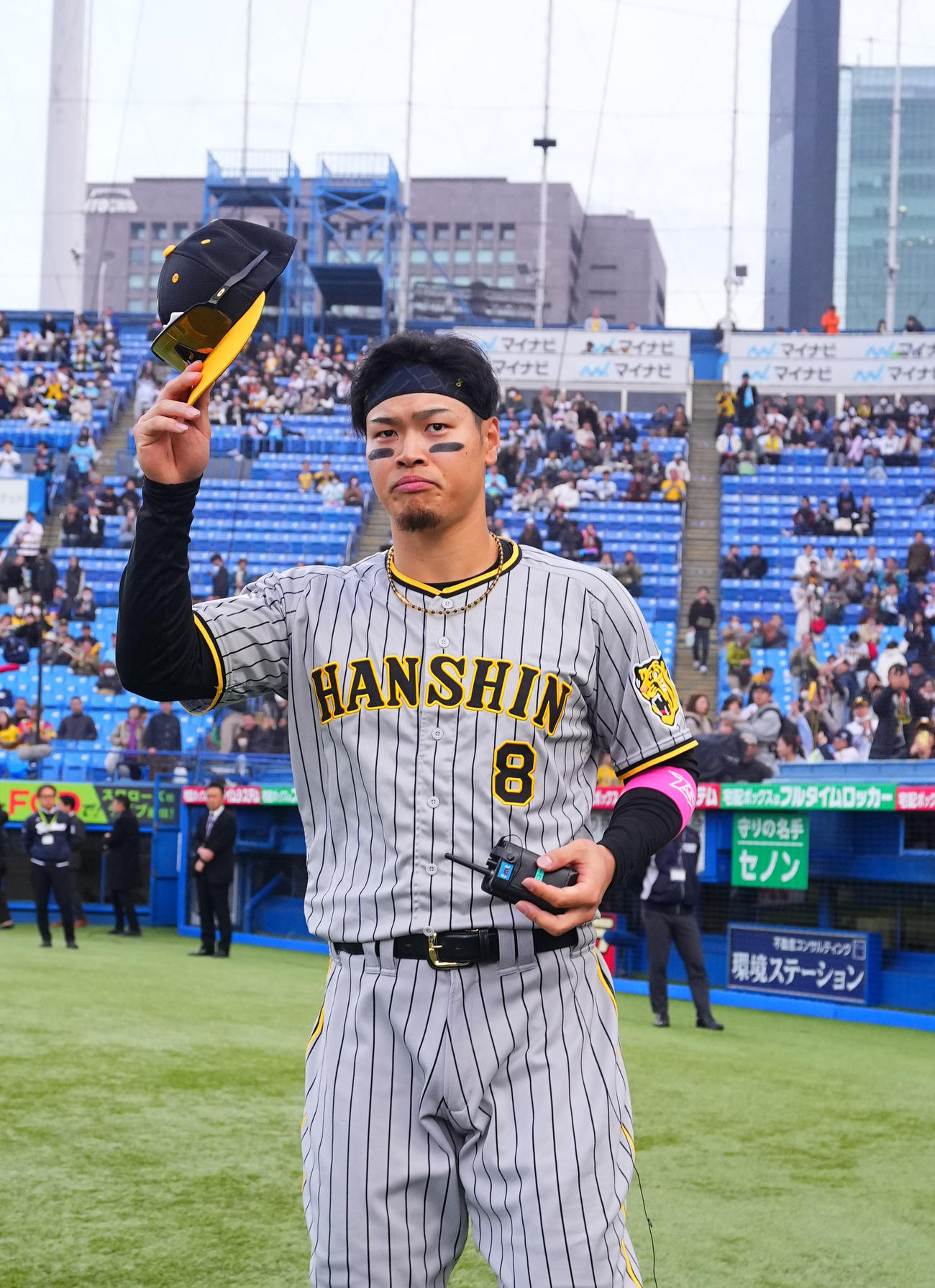 ヤクルト対阪神　ヒーローインタビューを終え、ファンの声援に応える阪神佐藤輝（撮影・藤尾明華）
