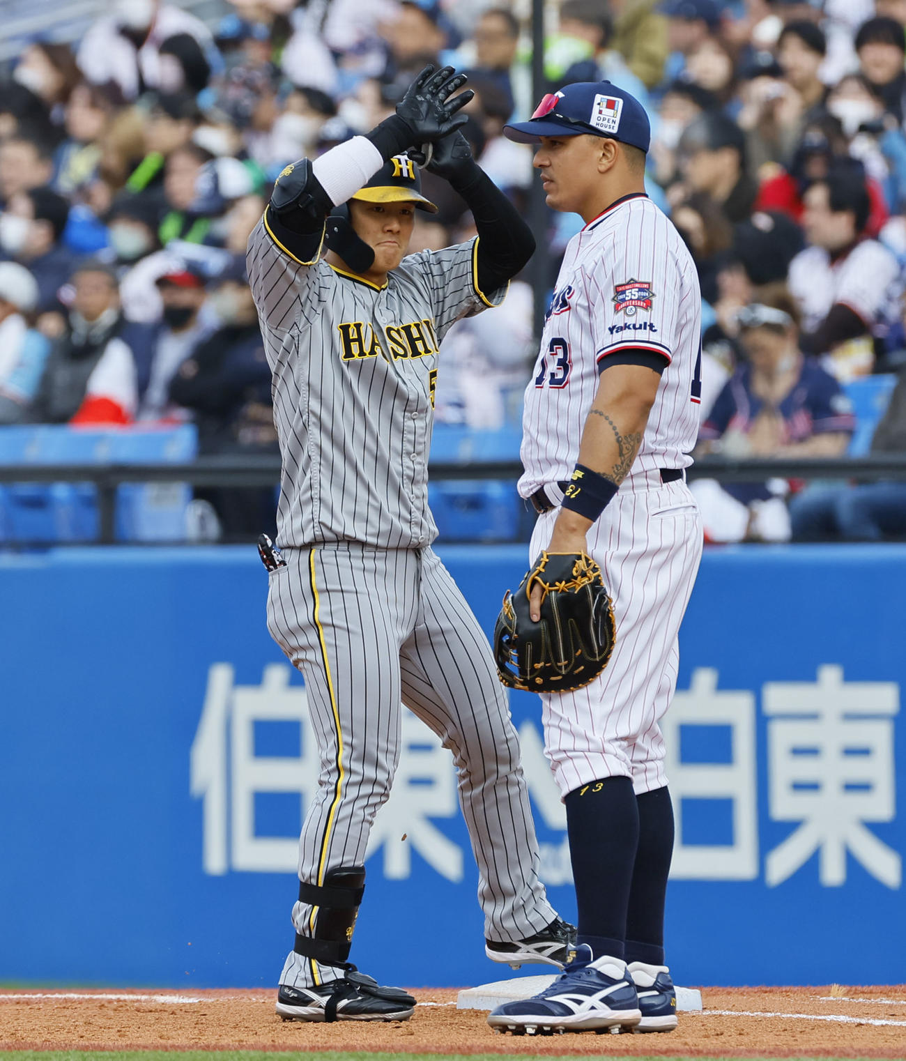 ヤクルト対阪神　7回表阪神無死、前川は右前打を放ちポーズをとる（撮影・藤尾明華）
