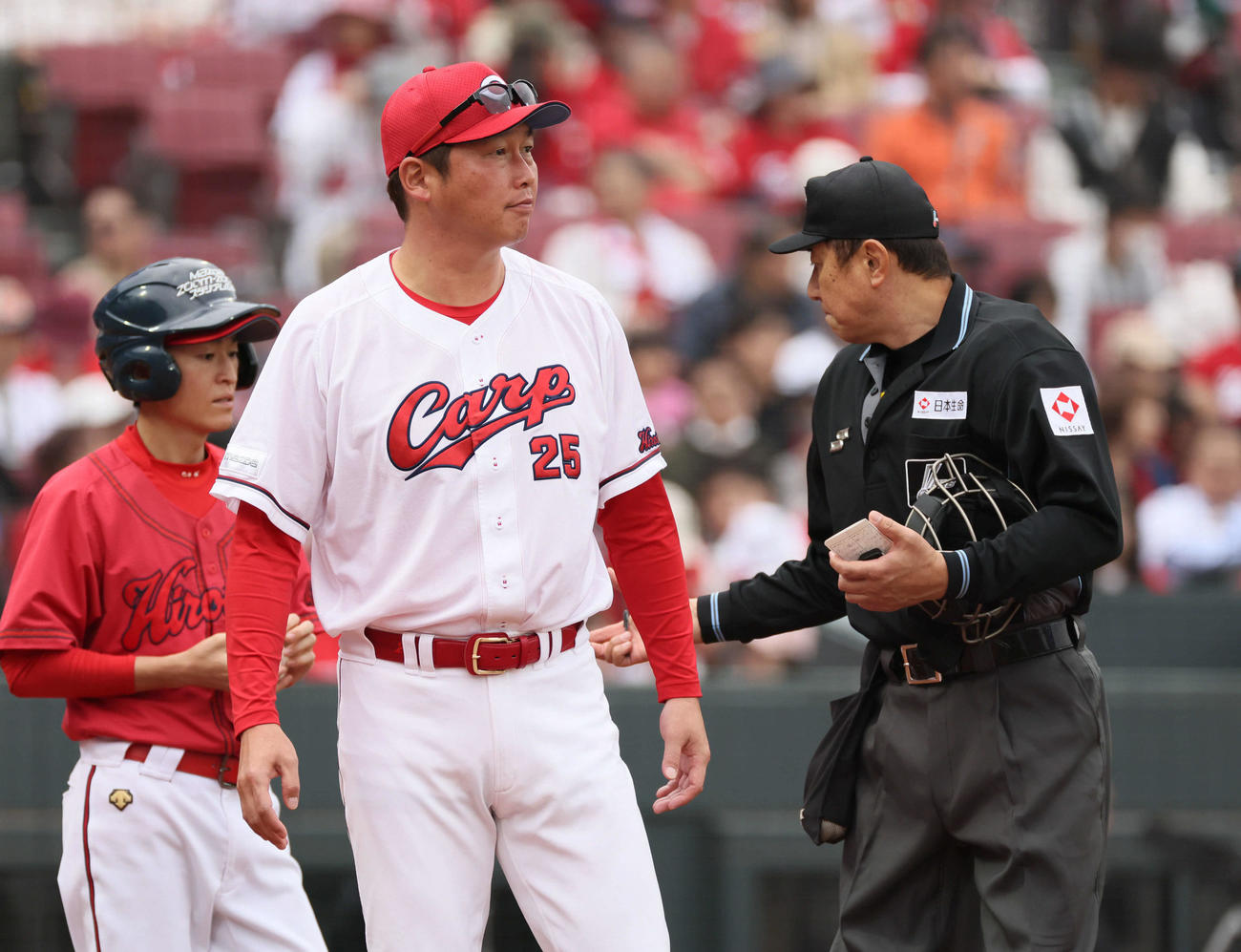 広島対中日　6回裏終了時、交代を告げる新井監督（撮影・加藤孝規）