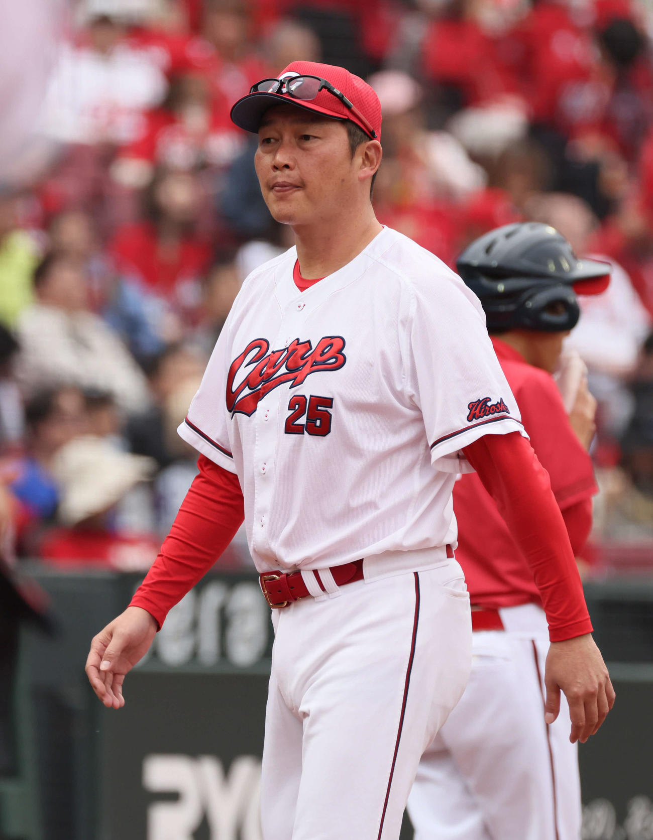 広島対中日　6回裏終了時、交代を告げる新井監督（撮影・加藤孝規）