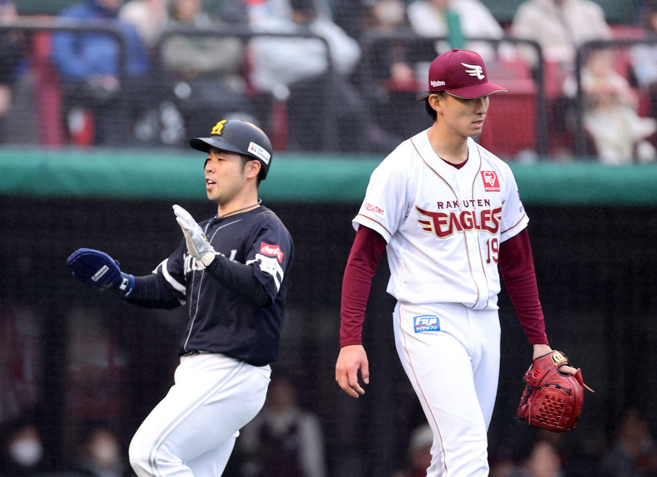 楽天対ソフトバンク　7回表ソフトバンク1死一、三塁、川村の犠飛で三塁走者の近藤（左）が生還、悔しそうな表情を見せる先発荘司（撮影・鈴木正人）