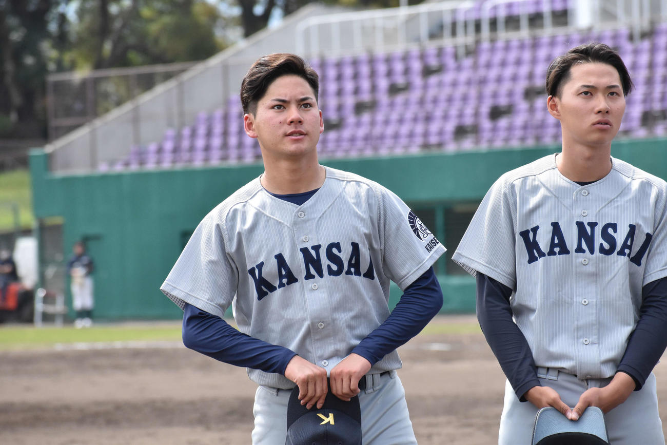 試合後のスタンドへのあいさつで悔しい表情を浮かべる関大・金丸夢斗投手（撮影・古財稜明）
