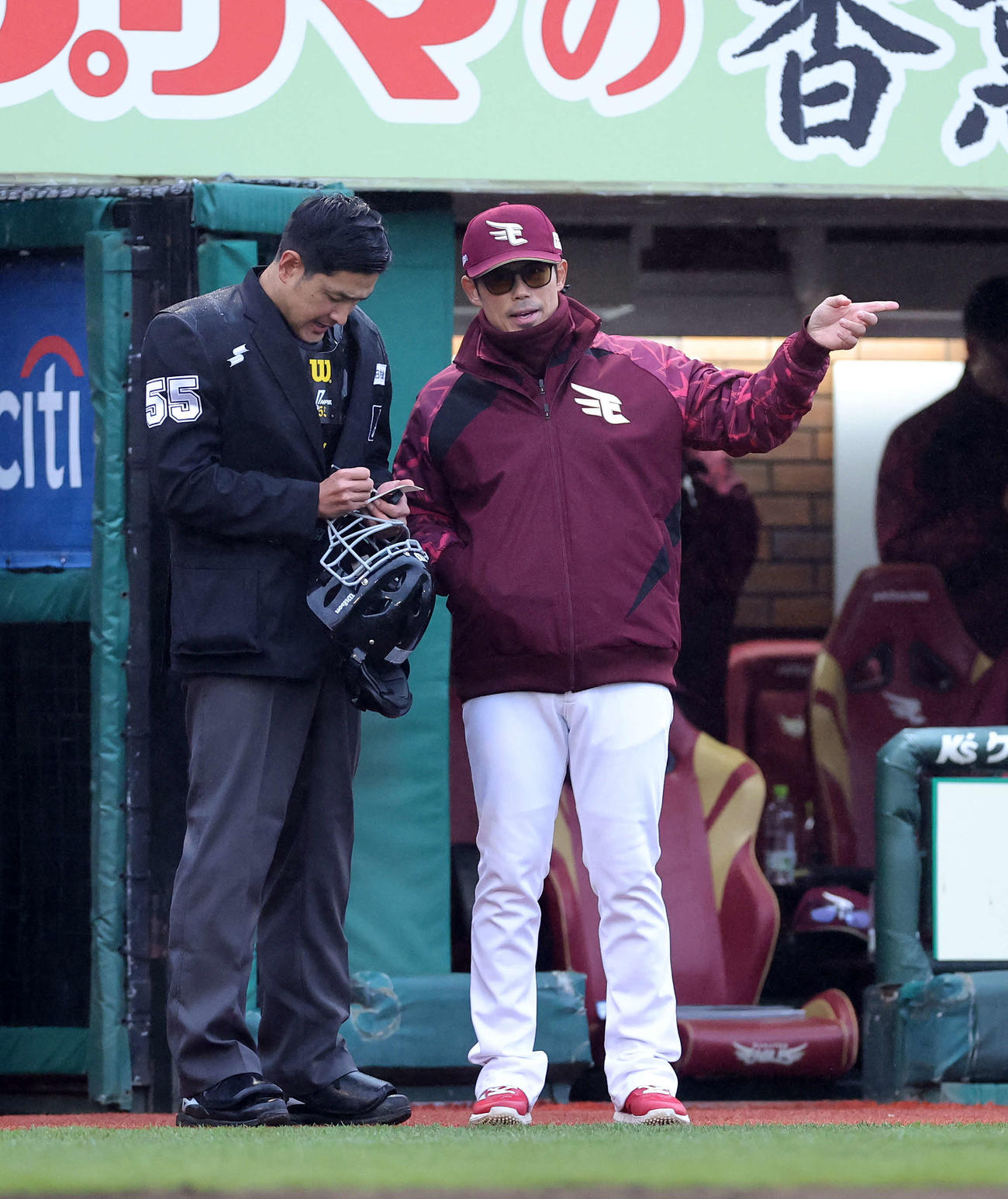 楽天対ソフトバンク　8回表、投手交代を告げる楽天今江監督（撮影・鈴木正人）