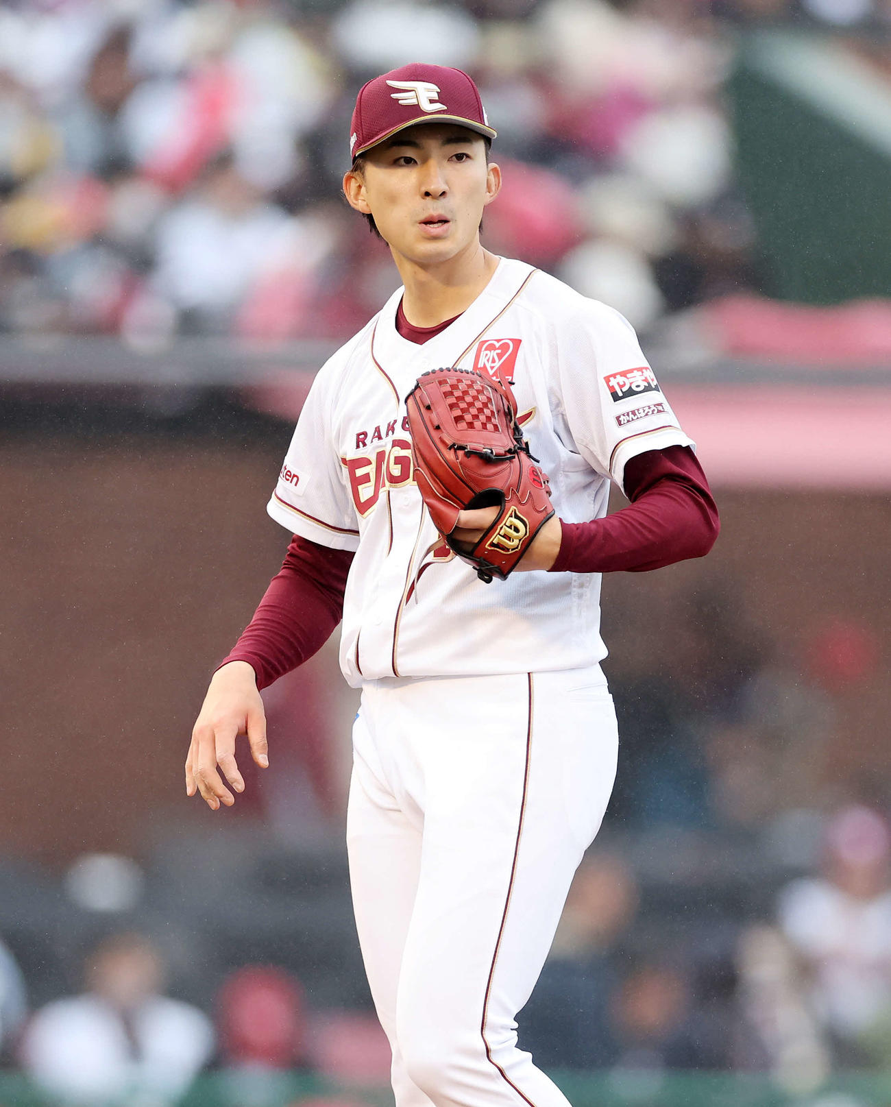 楽天対ソフトバンク　7回表ソフトバンク1死、近藤に中前打を放たれ悔しそうな表情を見せる楽天荘司（撮影・鈴木正人）