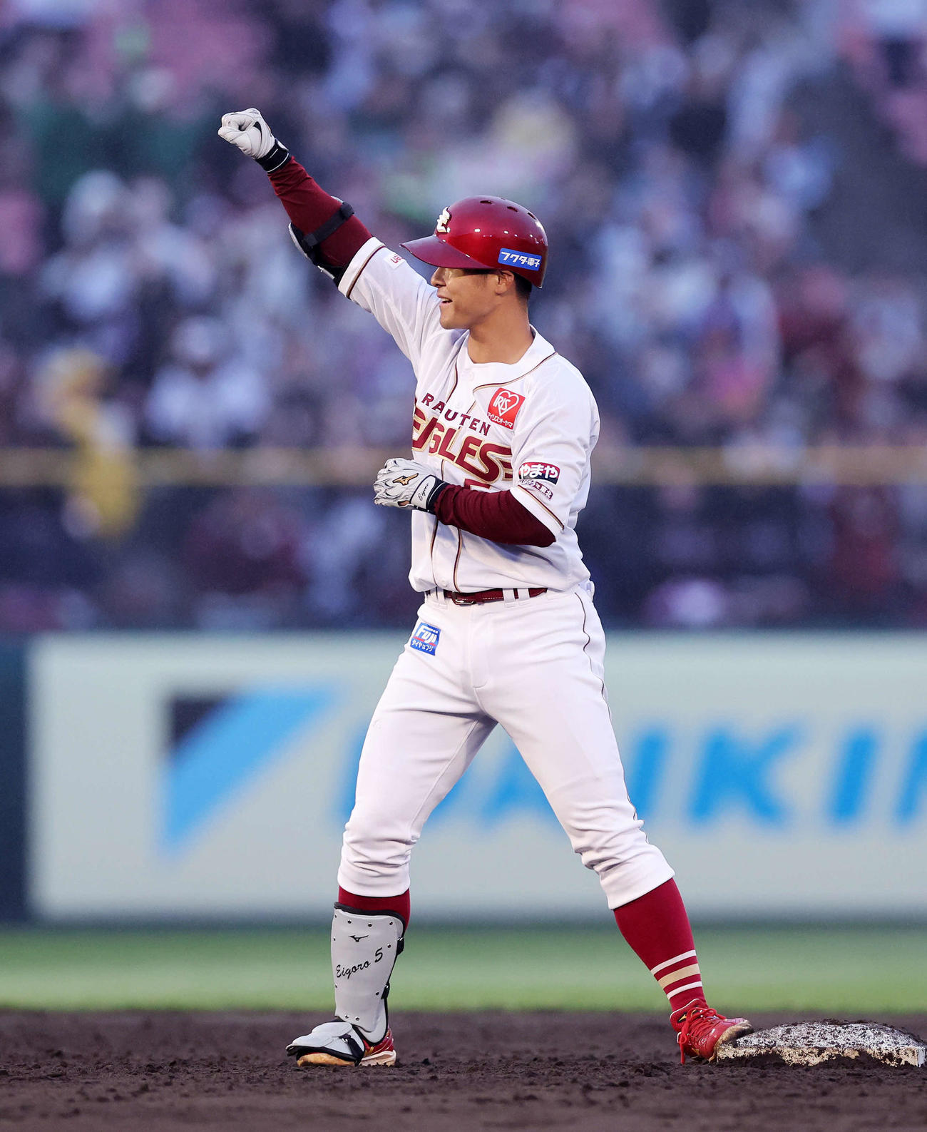 楽天対ソフトバンク　9回裏楽天1死一、二塁、茂木は右越え適時二塁打を放ちガッツポーズ（撮影・鈴木正人）