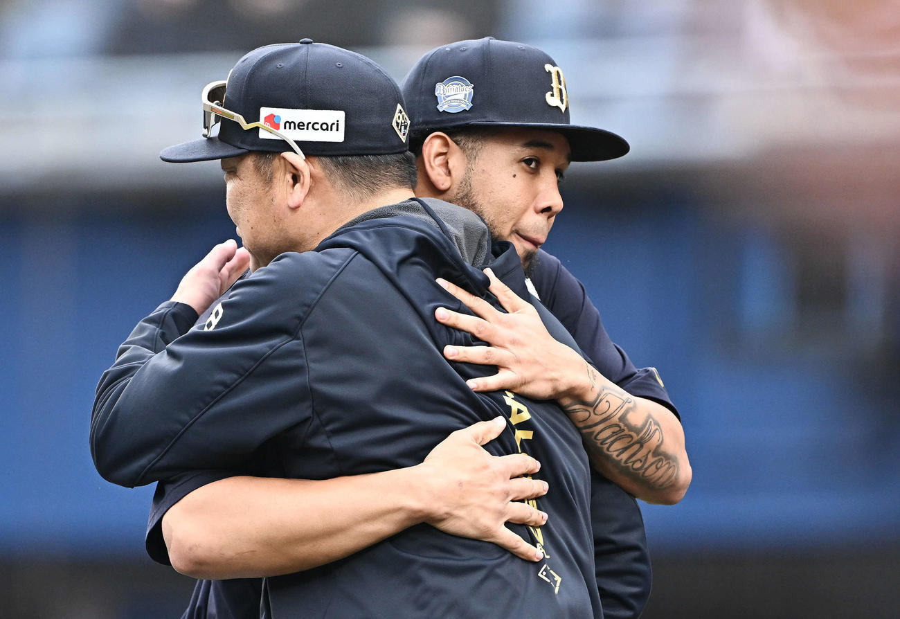 ロッテ対オリックス　試合後、勝利投手のオリックスのエスピノーザ（後方）は中嶋監督とハグする（撮影・滝沢徹郎）