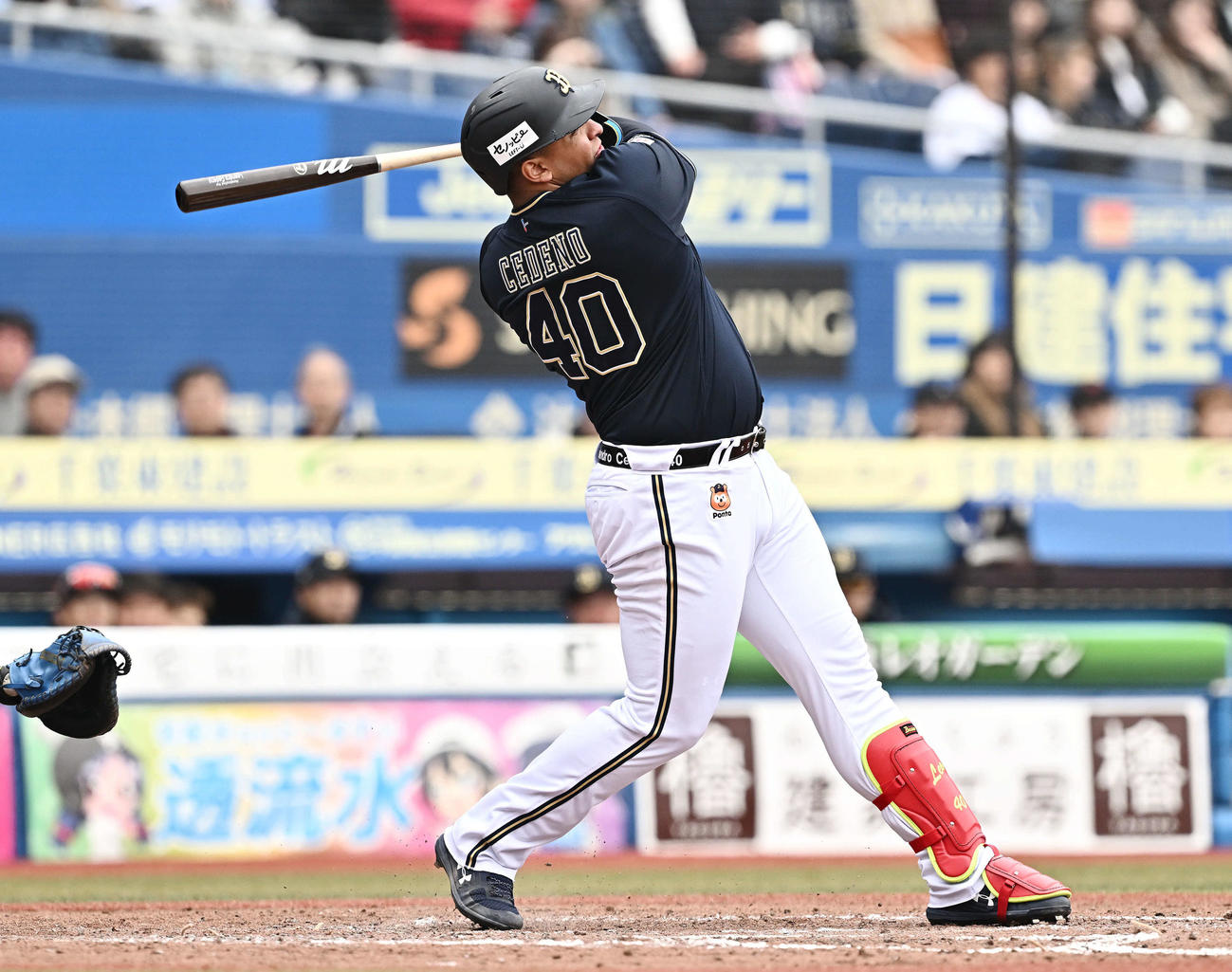 ロッテ対オリックス　5回表オリックス無死一塁、セデーニョは中適時二塁打を放つ（撮影・滝沢徹郎）
